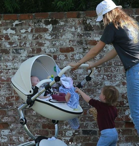 10 Potret anak Adam Levine dan Behati Prinsloo yang jarang terekspos