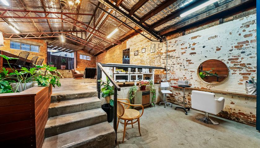 Dari luar tampak jelek, 12 potret interior gudang tua ini bikin takjub