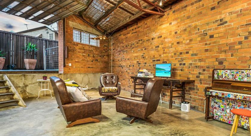 Dari luar tampak jelek, 12 potret interior gudang tua ini bikin takjub