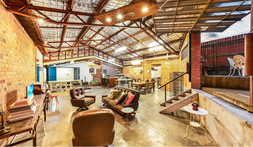 Dari luar tampak jelek, 12 potret interior gudang tua ini bikin takjub