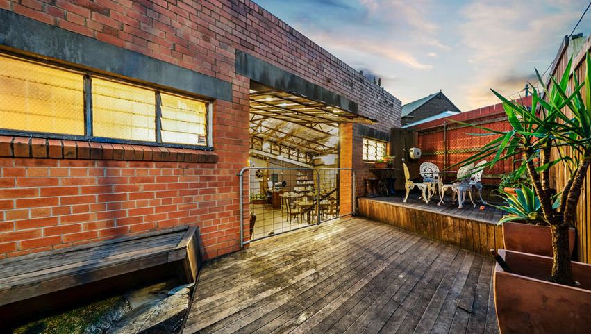 Dari luar tampak jelek, 12 potret interior gudang tua ini bikin takjub