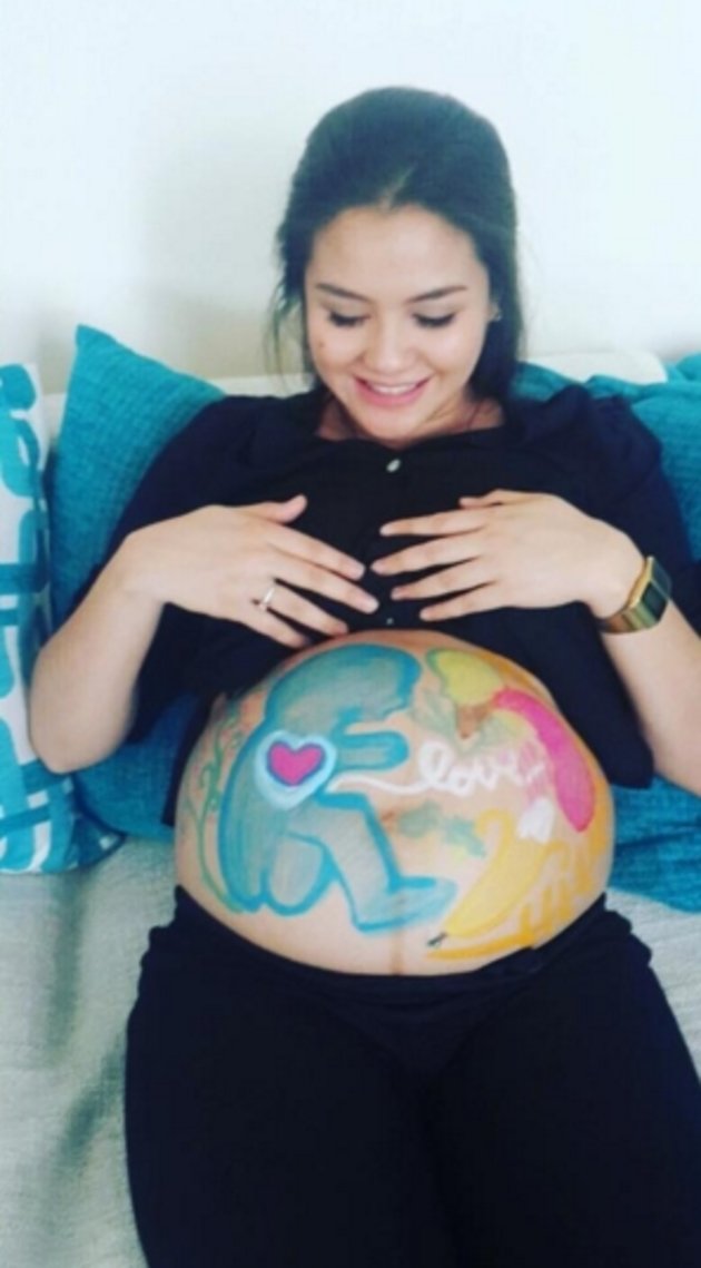 Kreatif abis, perut 5 seleb cantik ini digambari saat hamil besar