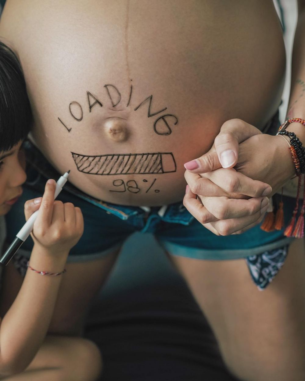 Kreatif abis, perut 5 seleb cantik ini digambari saat hamil besar