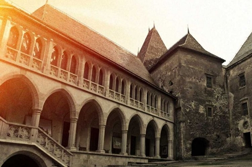 5 Fakta seram Kastil Corvin lokasi film The Nun, dikenal rumah drakula