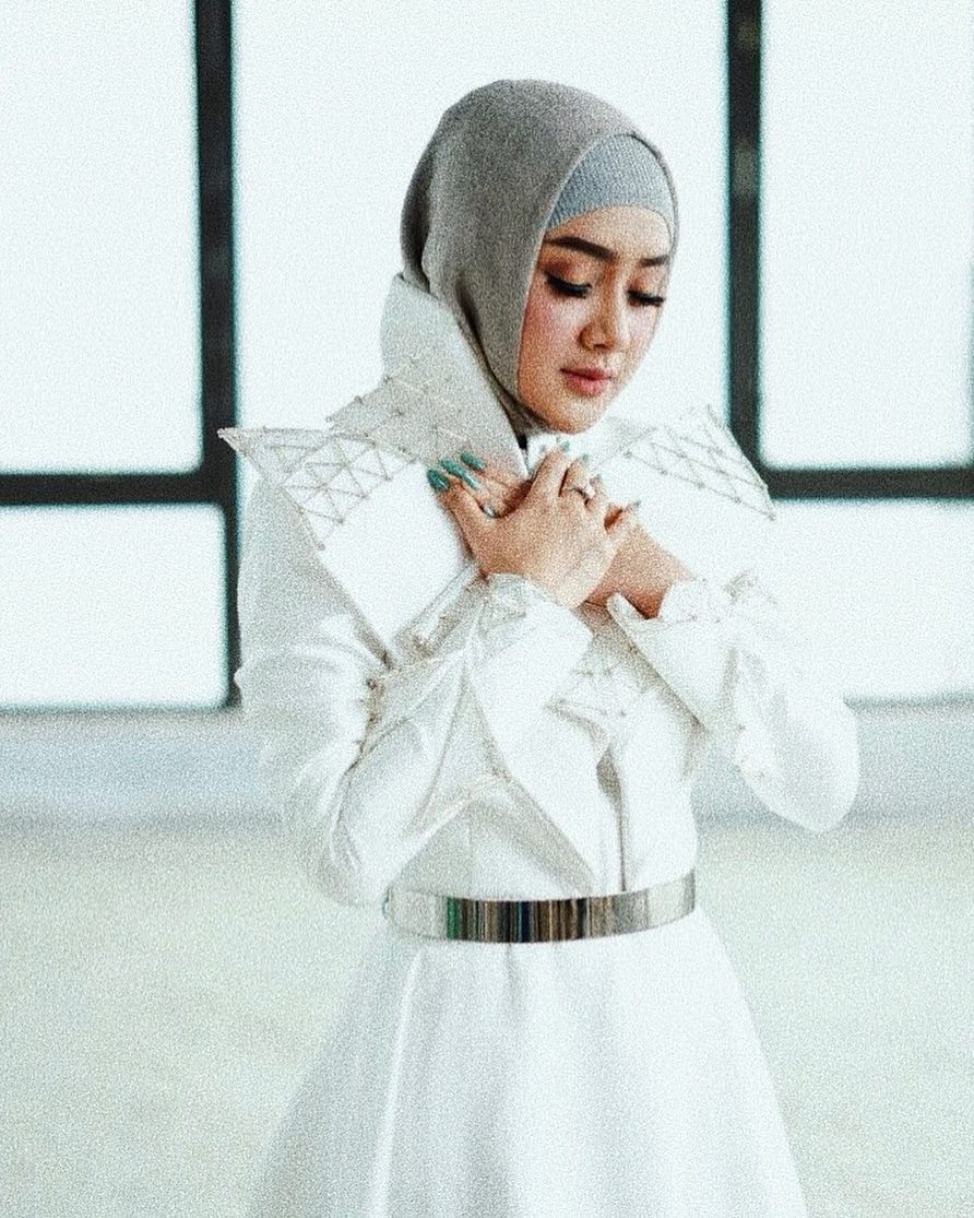 Tampil berhijab saat pemotretan, 10 seleb cantik ini manglingi banget