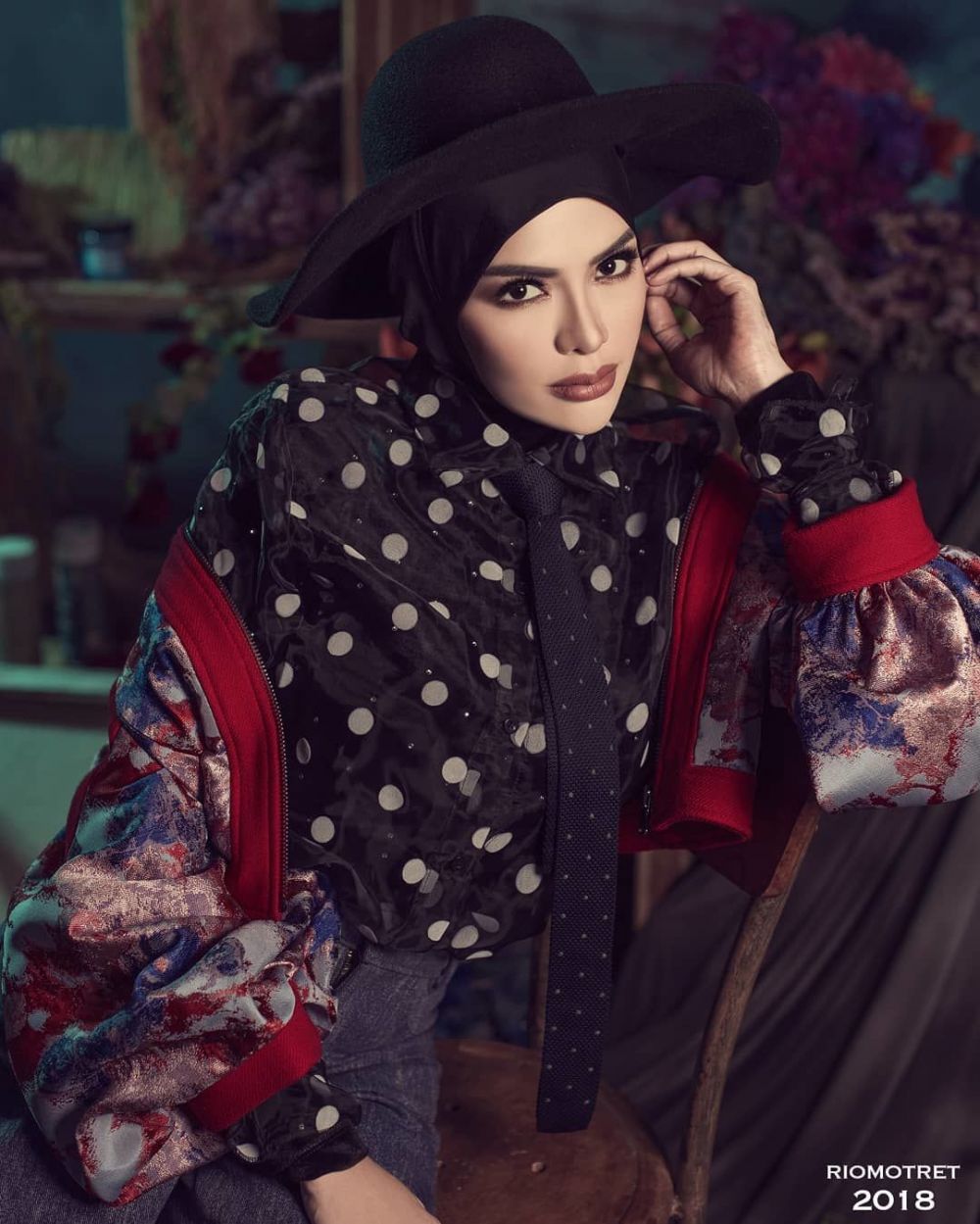 Tampil berhijab saat pemotretan, 10 seleb cantik ini manglingi banget