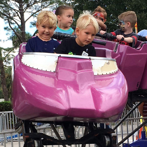 10 Ekpresi lempeng saat naik rollercoaster ini bikin rasa takut hilang