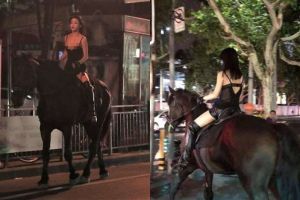 Cewek cantik ini malam-malam keliling kota naik kuda, bikin heboh