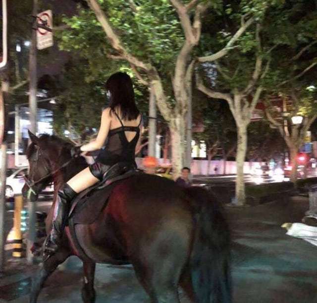 Cewek cantik ini malam-malam keliling kota naik kuda, bikin heboh