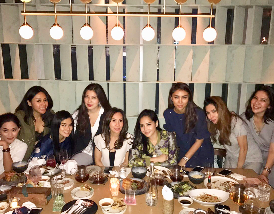 Dijuluki friendship goal, begini gaya 8 geng seleb saat hangout