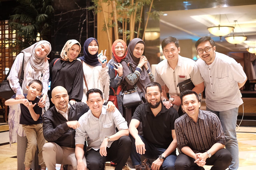 Dijuluki friendship goal, begini gaya 8 geng seleb saat hangout