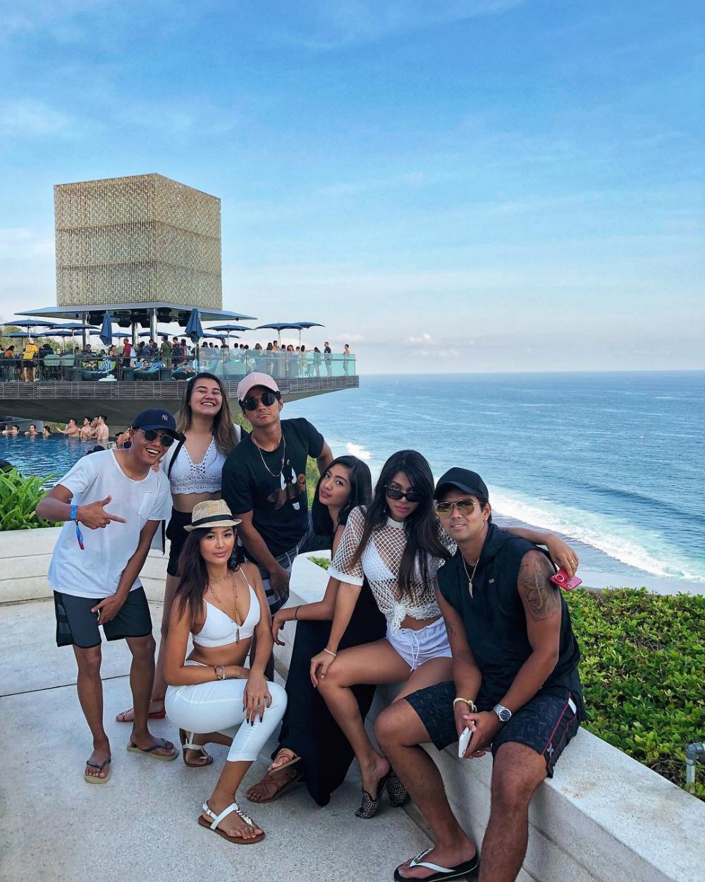 Dijuluki friendship goal, begini gaya 8 geng seleb saat hangout