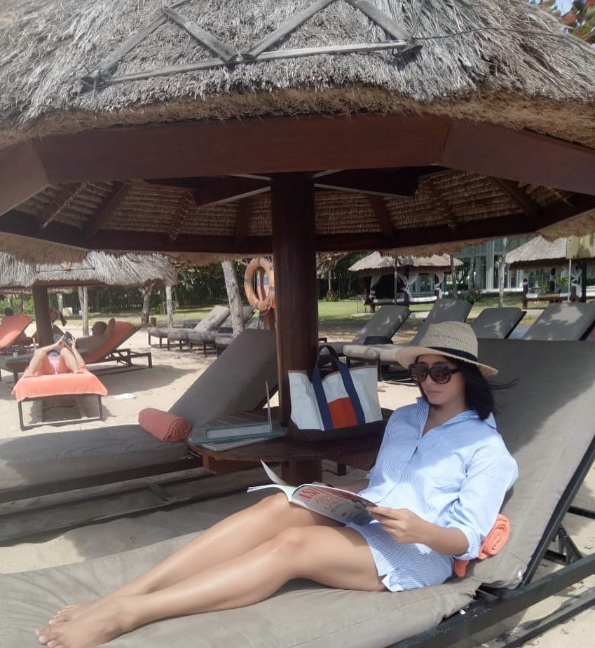 8 Gaya terbaru Unique Priscilla, usia hampir 50 tahun tapi seperti ABG