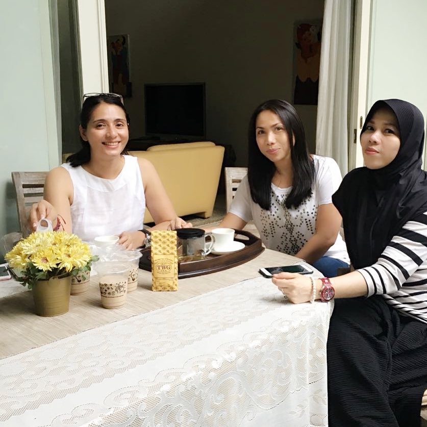 8 Gaya terbaru Unique Priscilla, usia hampir 50 tahun tapi seperti ABG