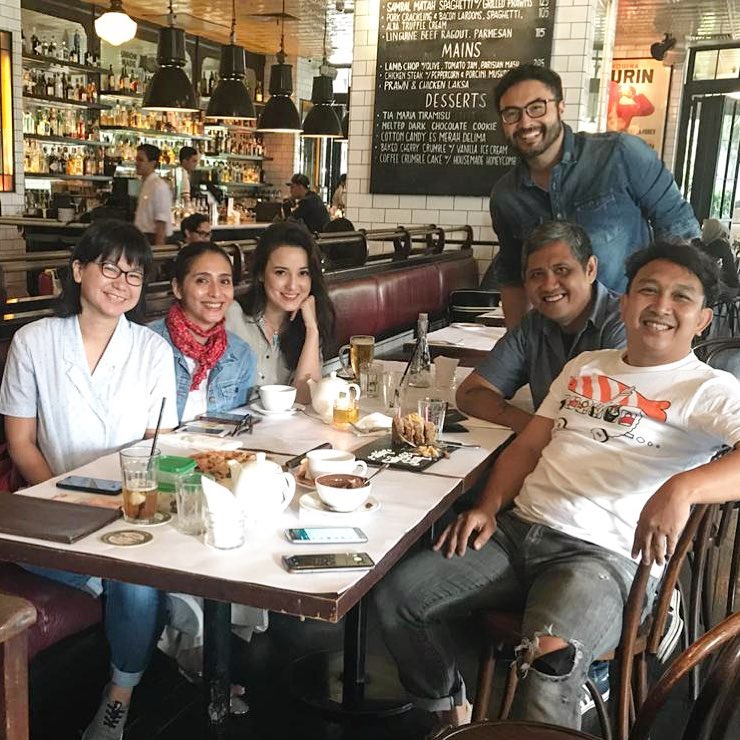 8 Gaya terbaru Unique Priscilla, usia hampir 50 tahun tapi seperti ABG