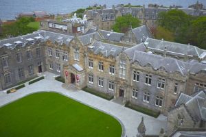 Jadi mahasiswi rantau, putri miliarder ini sewa 12 pembantu