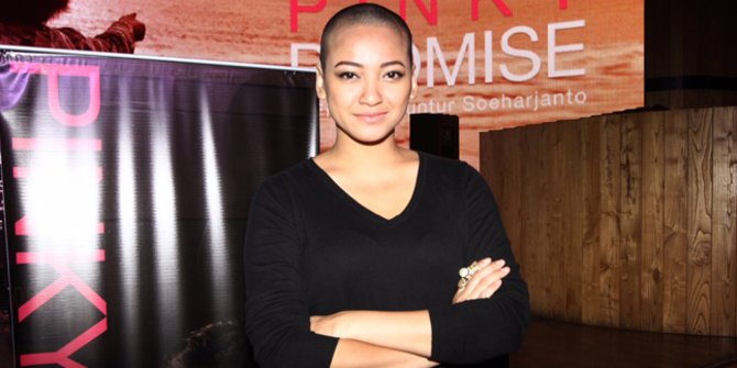 Totalitas akting, 7 seleb cantik ini rela botak demi peran di film