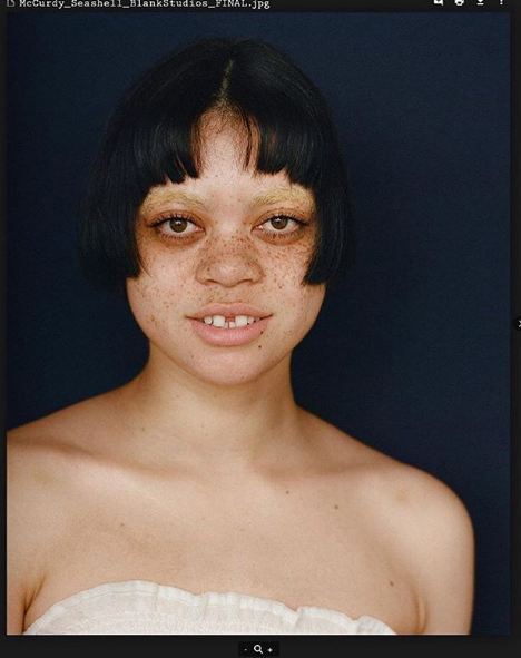 Pesona 10 model ini buktikan cewek bergigi renggang tetap menawan