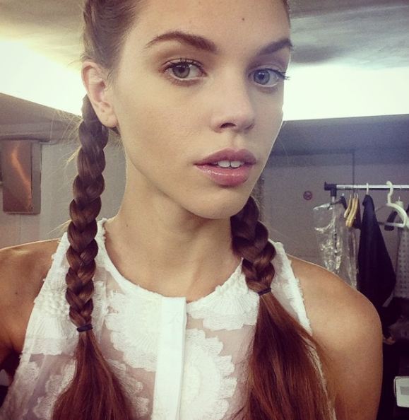 Pesona 10 model ini buktikan cewek bergigi renggang tetap menawan