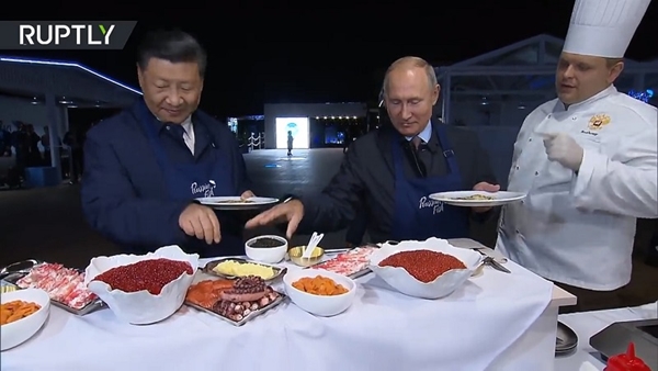 Makin erat, ini momen bromance Putin & Xi Jinping masak pancake bareng