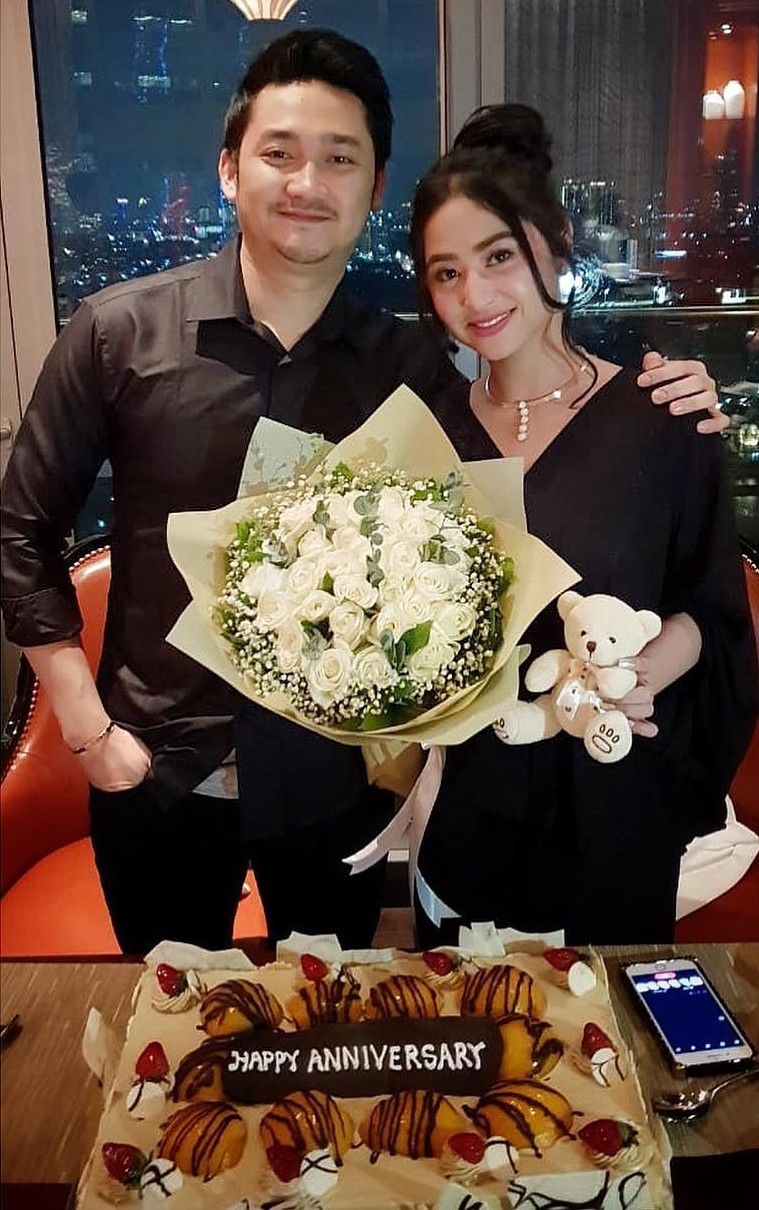 Romantis abis, begini cara 5 pasang seleb rayakan setahun pernikahan
