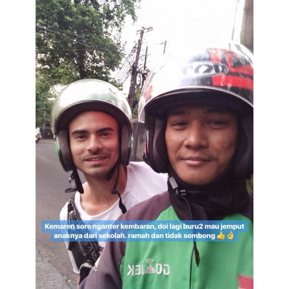 Dapat penumpang artis, 6 postingan driver ojol ini kepedean abis