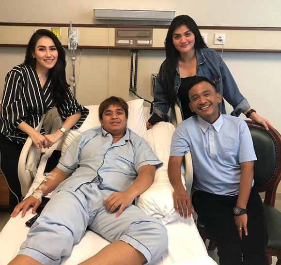 5 Momen para seleb jenguk Billy Syahputra, berikan dukungan