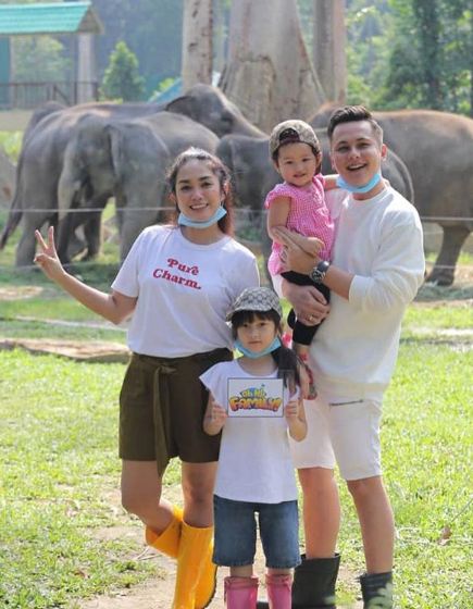 15 Potret keluarga Andhika-Ussy syuting di pusat konservasi gajah