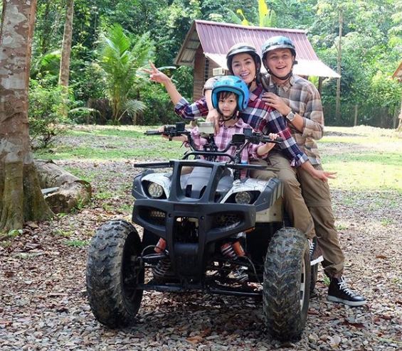 15 Potret keluarga Andhika-Ussy syuting di pusat konservasi gajah