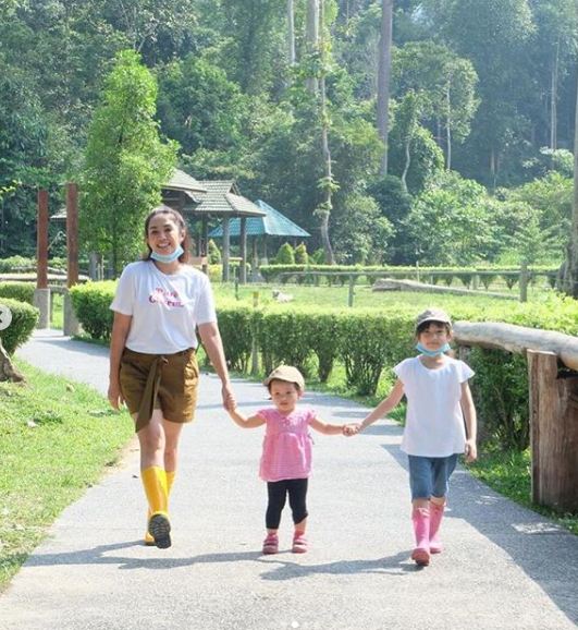 15 Potret keluarga Andhika-Ussy syuting di pusat konservasi gajah