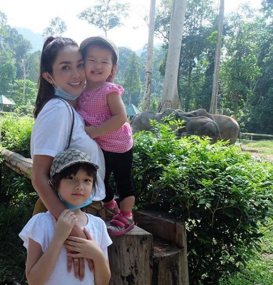 15 Potret keluarga Andhika-Ussy syuting di pusat konservasi gajah