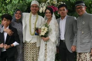 Sah! Begini 8 momen pernikahan putra kedua Dewi Yull dan Ray Sahetapy