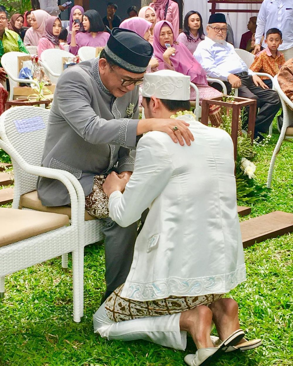 Sah! Begini 8 momen pernikahan putra kedua Dewi Yull dan Ray Sahetapy