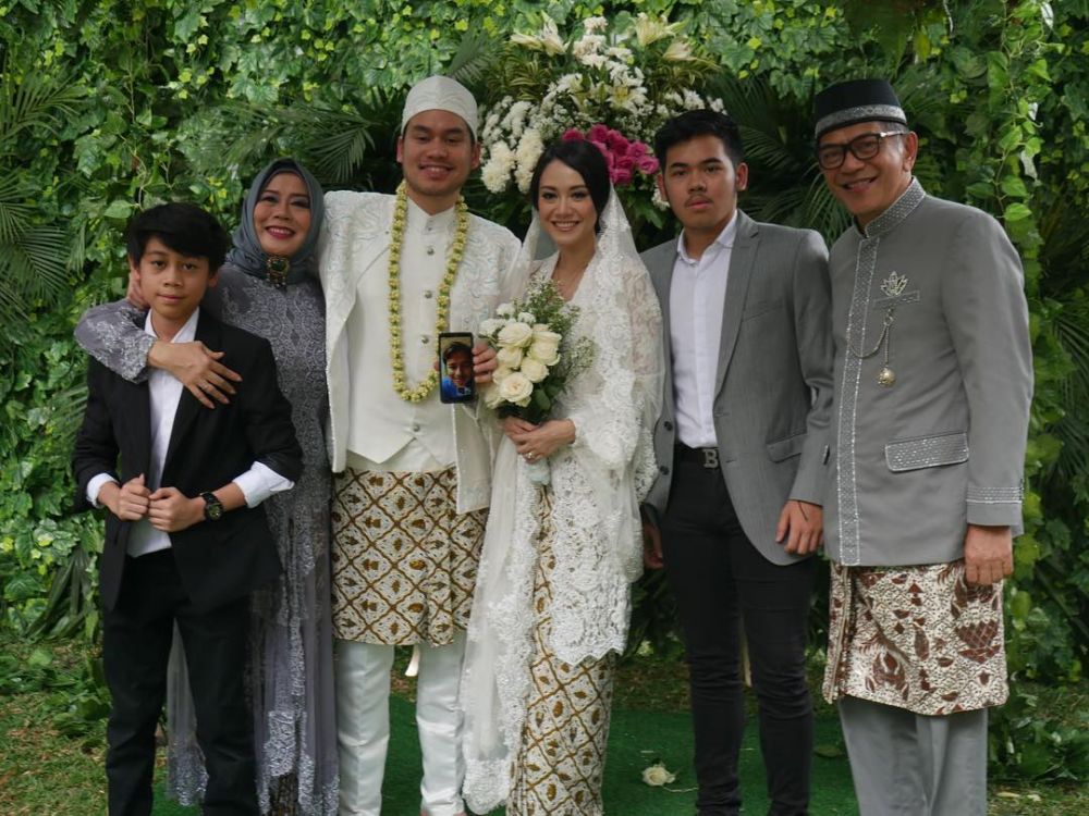 Sah! Begini 8 momen pernikahan putra kedua Dewi Yull dan Ray Sahetapy