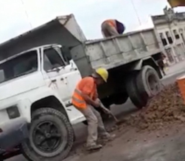 Aksi 2 pekerja isi dan kosongkan bak truk yang sama ini bikin ngakak
