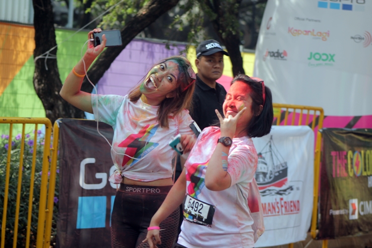 Begini serunya The Color Run yang bikin Jakarta bertabur warna
