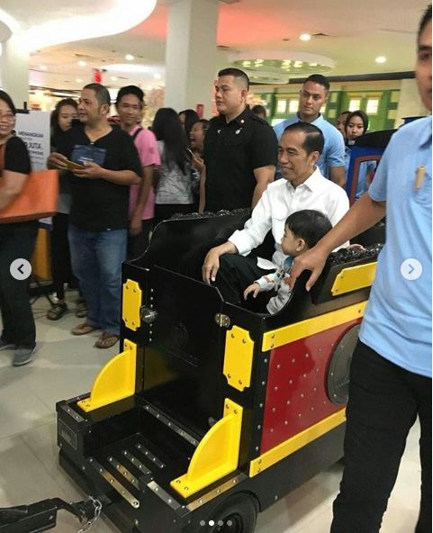 7 Momen menggemaskan Jan Ethes saat jalan-jalan ke mal bersama Jokowi 