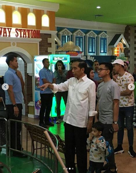 7 Momen menggemaskan Jan Ethes saat jalan-jalan ke mal bersama Jokowi 