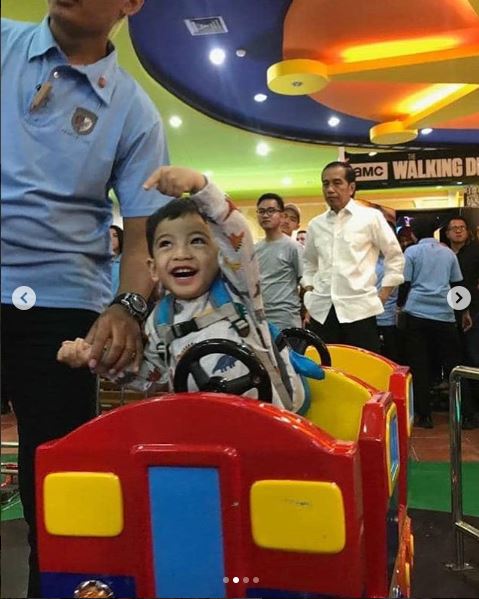 7 Momen menggemaskan Jan Ethes saat jalan-jalan ke mal bersama Jokowi 