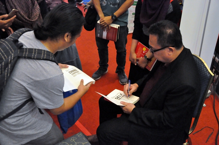 Guru besar UI ini didapuk sebagai penulis terbaik 2018, ini alasannya 