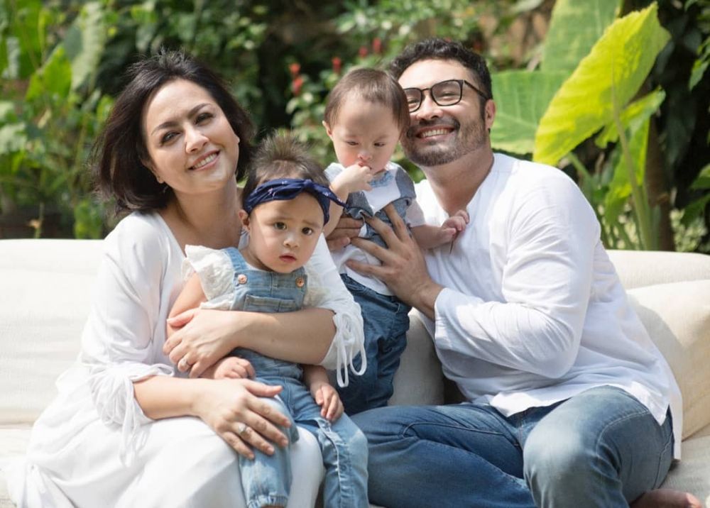 5 Seleb ini dikaruniai bayi kembar pengantin, sepasang putra & putri