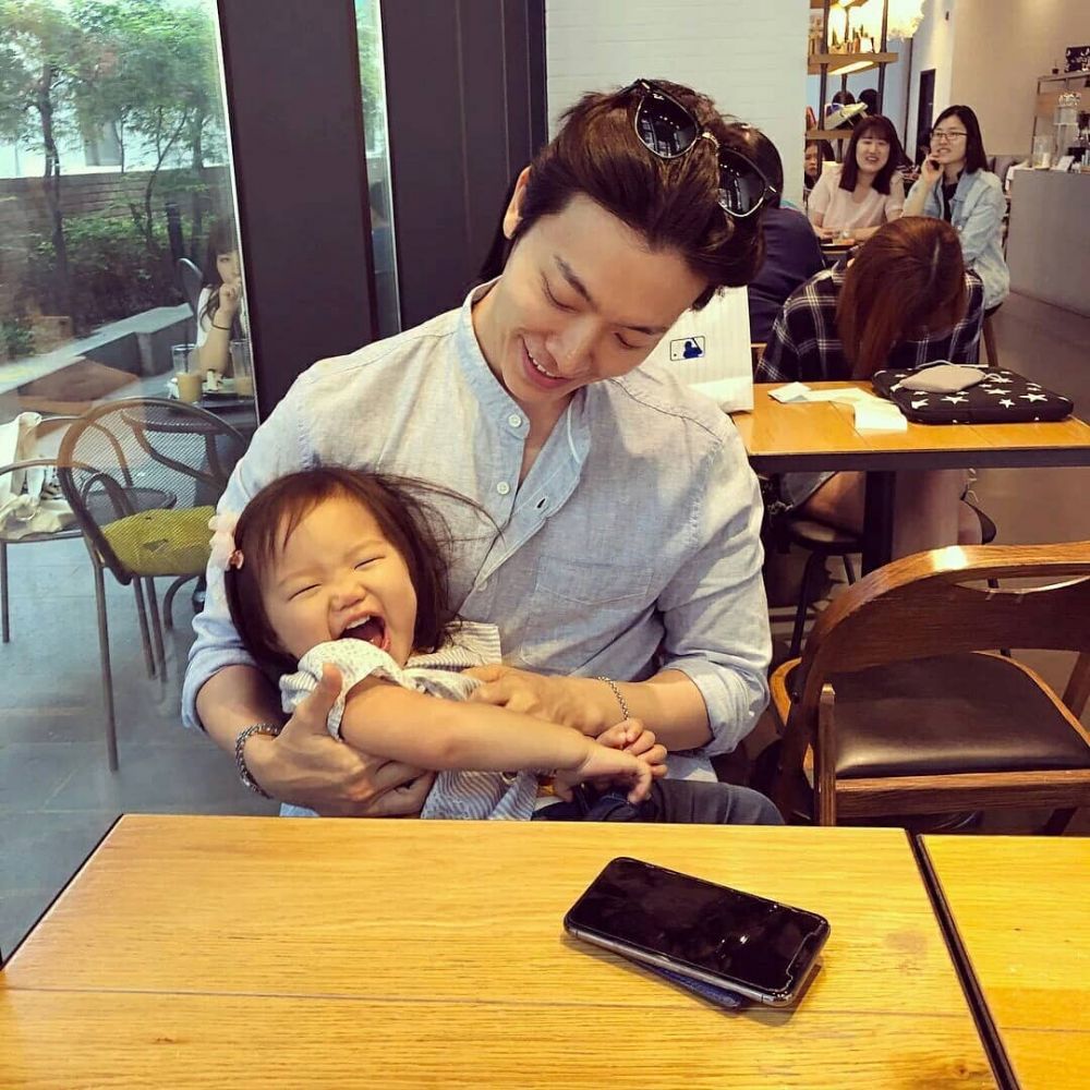 Calon ayah idaman, begini momen 10 idol K-Pop bareng anak kecil