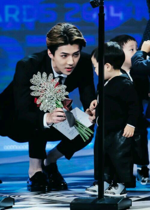 Calon ayah idaman, begini momen 10 idol K-Pop bareng anak kecil