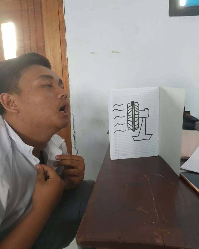 10 Tingkah absurd orang menikmati hidup ini bikin ngakak tanpa beban