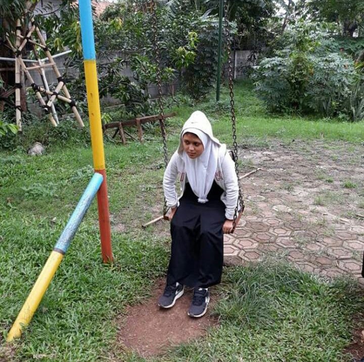 Duduk sendirian di ayunan, gadis ini malah alami nasib tak terduga