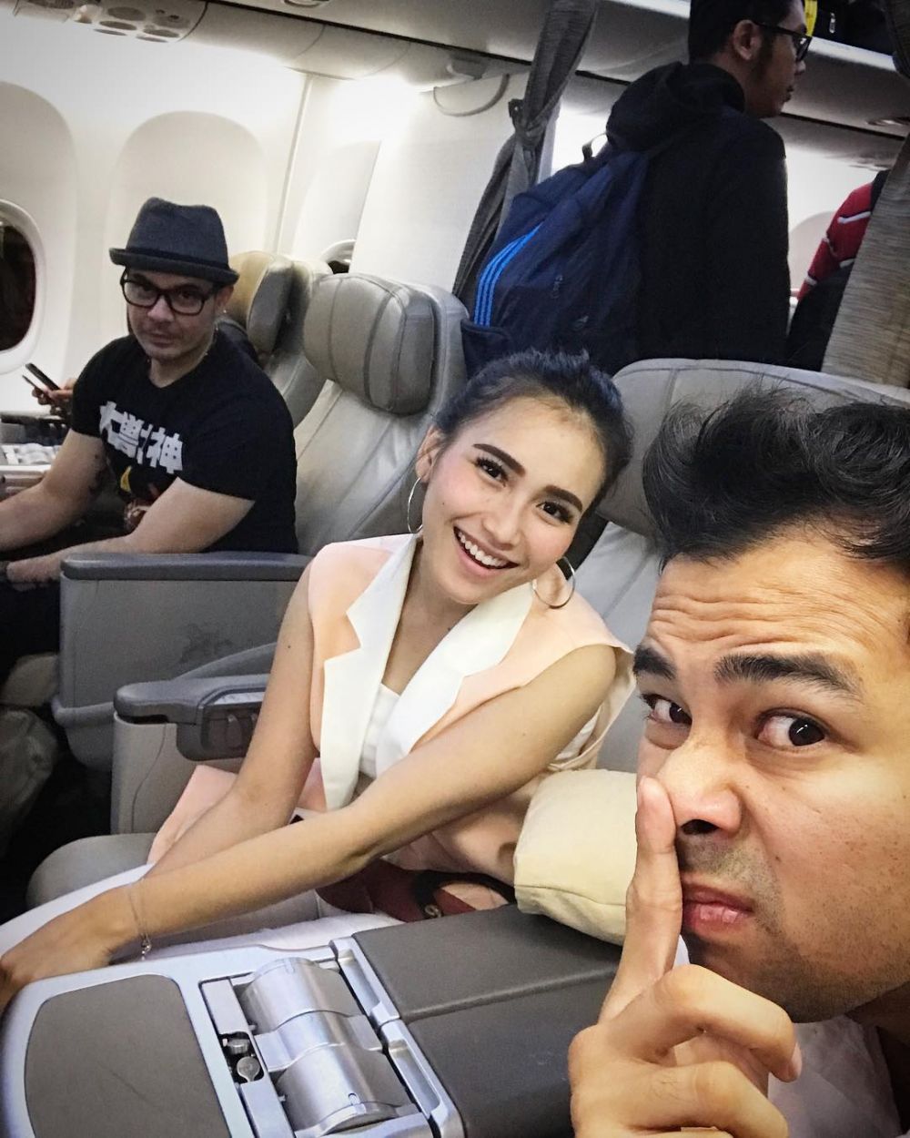 Tak peduli gosip, ini 7 momen kebersamaan Raffi-Ayu yang tuai hujatan