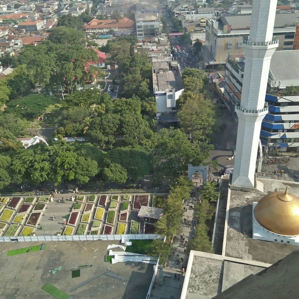 9 Potret alun-alun Kota Bandung ini bak hamparan karpet warna-warni
