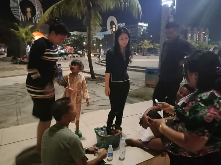 Pedagang asongan cantik ini bikin heboh, mau beli nggak pikir dua kali