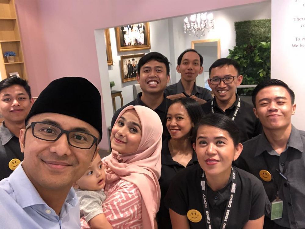 Jadi istri pejabat, 7 potret Sonya Fatmala dampingi Hengky Kurniawan