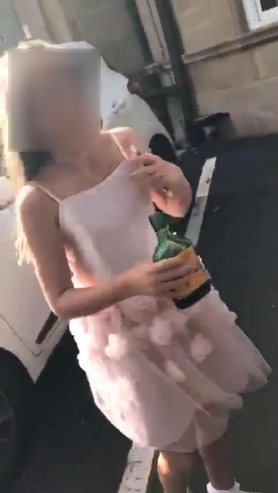 Miris, seorang pria paksa gadis kecil meneguk minuman keras